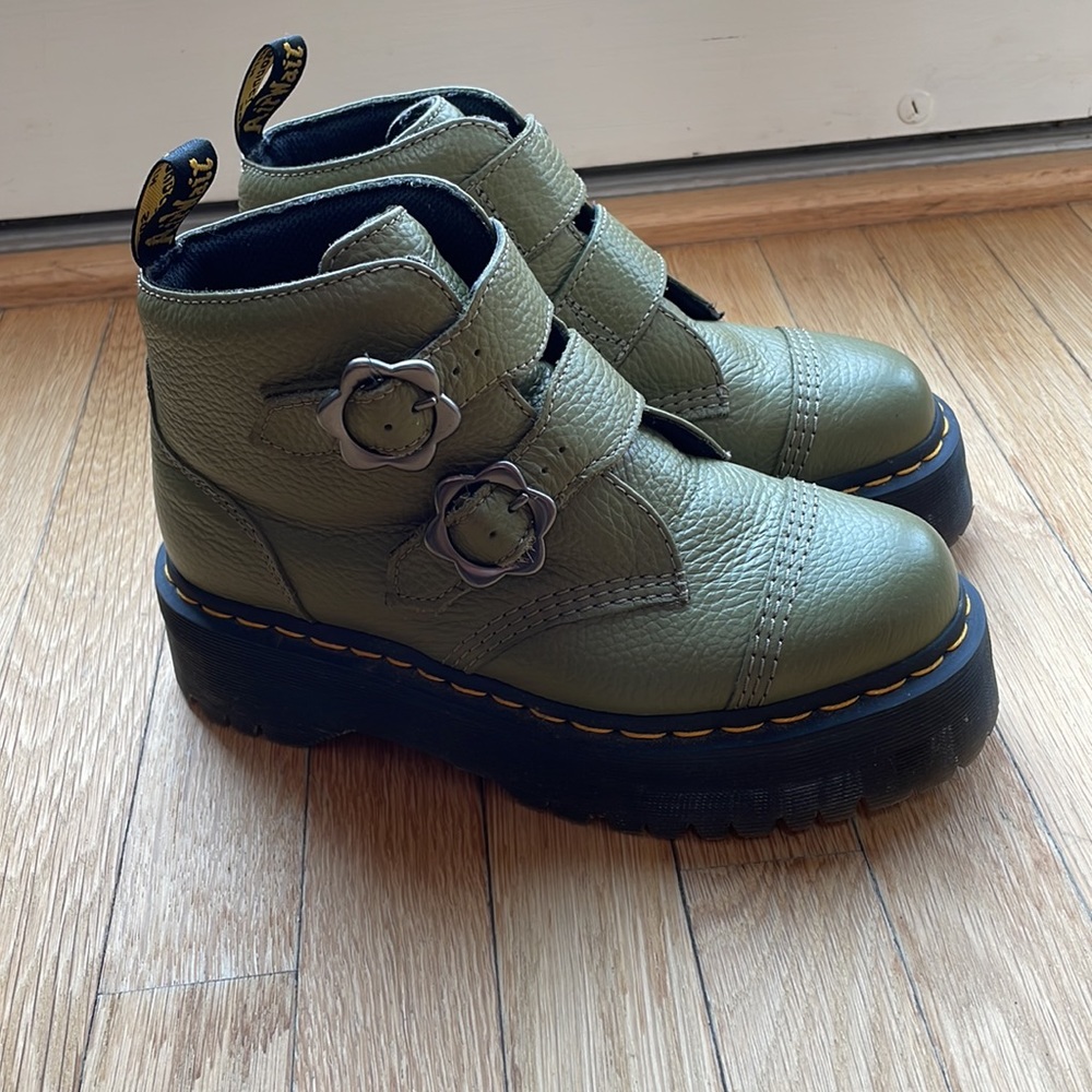 Dr Martens “Devon Flower” Platforms sz 8